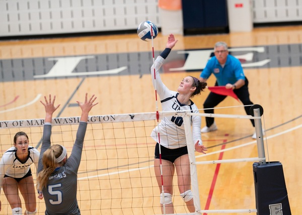 UMW Volleyball Splits Saturday Matches with Johns Hopkins and Virginia Wesleyan on Saturday